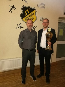 Übergabe des Wanderpokals der Tennis-Vereinsmeisterschaft im Vereinsheim