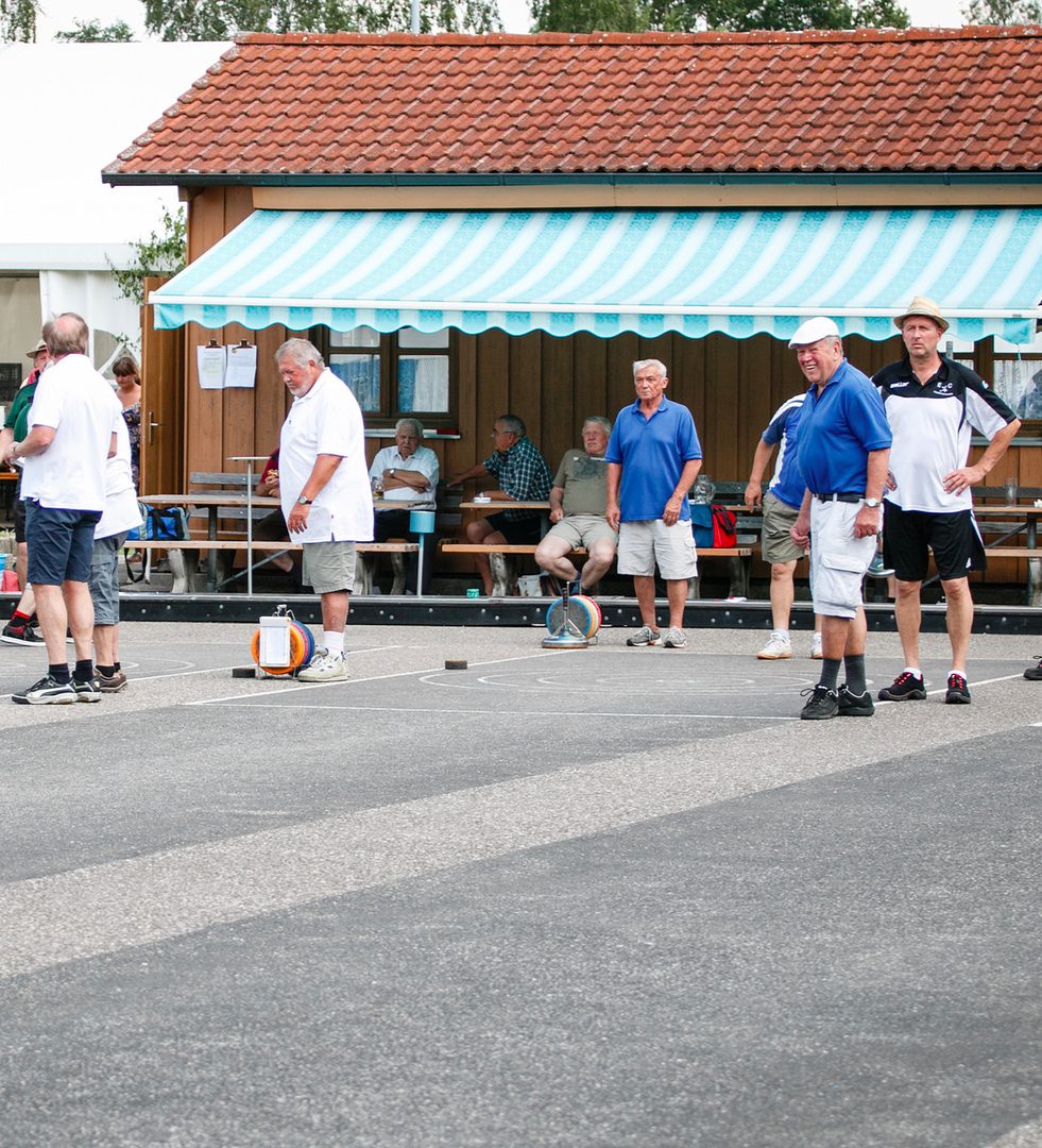 Stockschützen auf den Asphaltbahnen am Sportgelände