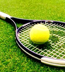 Tennisschläger mit Ball auf dem Platz